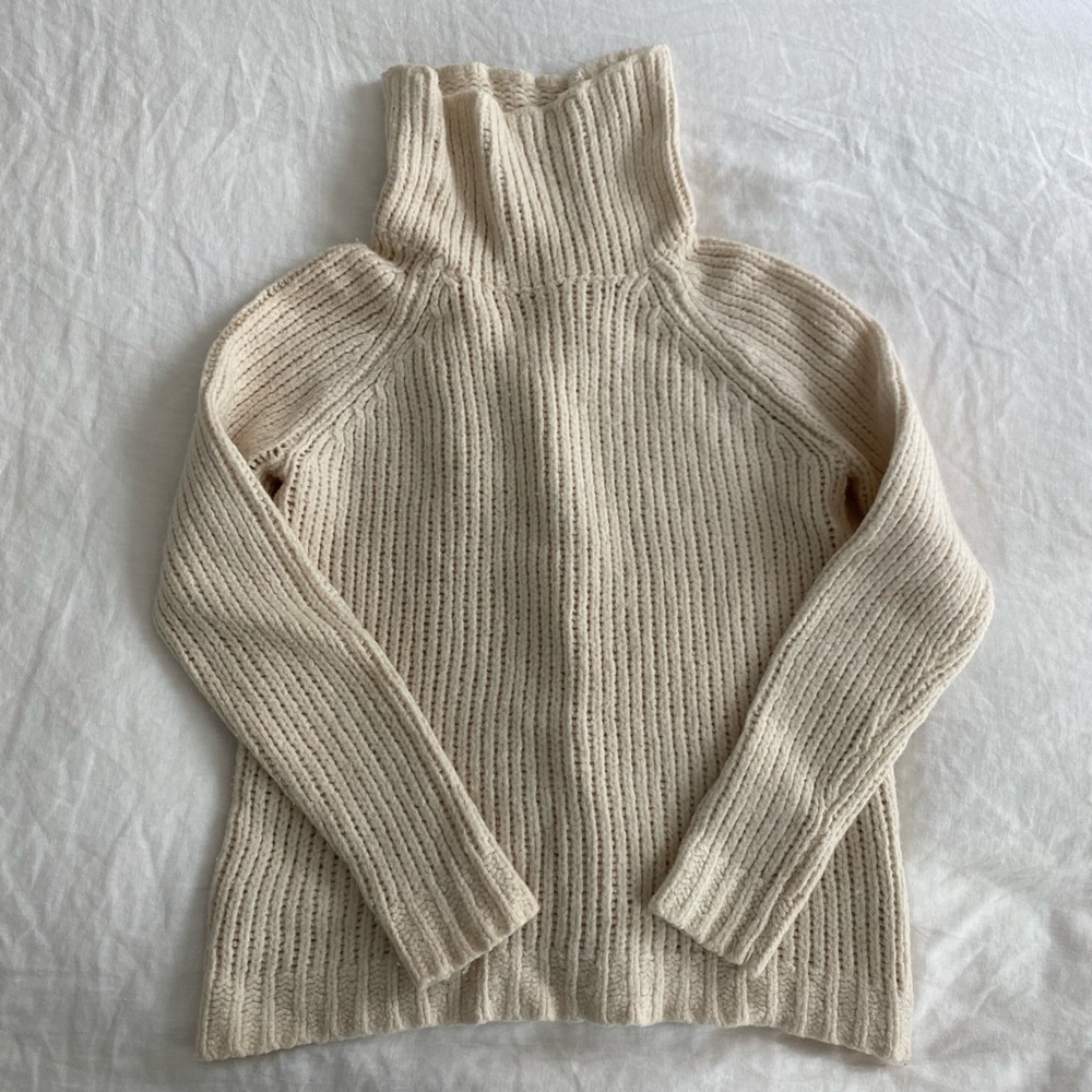 Creamy white Banana Republic Chunky Turtleneck